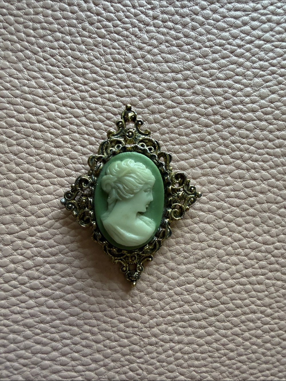Gerry’s Vintage Green Cameo Brooch with Ornate Gold Frame sogned
